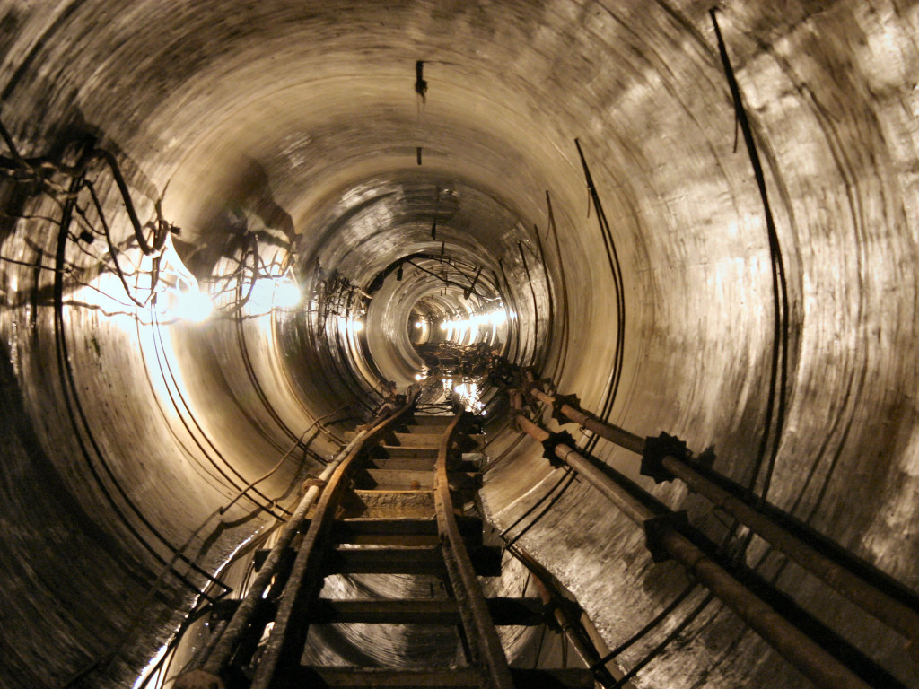 Питьевых и технических подземных. Азовсталь тоннели подземные. Подземные коммуникации. Тоннели для коммуникаций. Коммуникации в тоннеле метро.