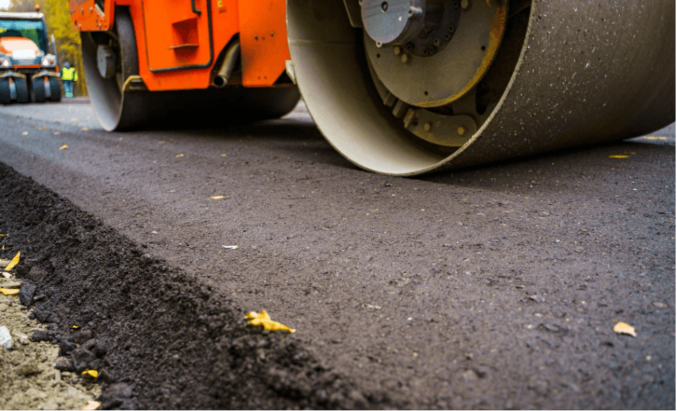 Транспортировка и укладка асфальтобетонной смеси: технология, этапы и контроль температуры